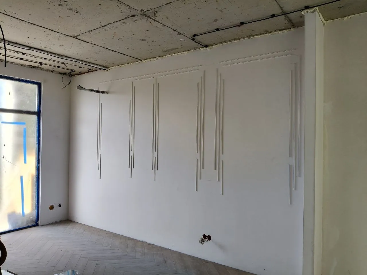 Те же стены после работ MonteBuild: ровная поверхность с декоративными молдингами
